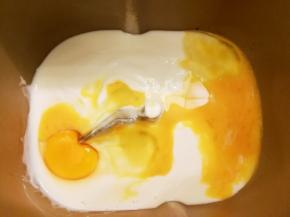 酸奶和鸡蛋称重放进面包桶里