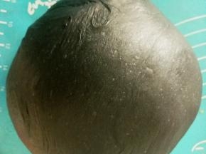 面团拿出来轻揉一下，揉至面包表面有气泡就可以了，盖保鲜膜醒发十分钟左右