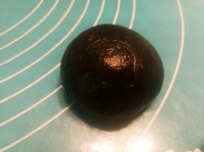 醒发好的面团分成30克左右一个的小面团，排气滚圆，放进纸托后，放在烤盘上，按喜欢的方式进行发酵（仅此一次发酵）