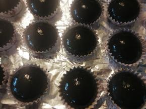 表面刷蛋液，放进预热好的烤箱里面，上下火中层，175度烤制20分钟左右