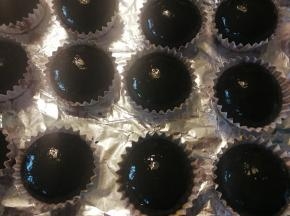 表面刷蛋液，放进预热好的烤箱里面，上下火中层，175度烤制20分钟左右