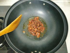 油烧热以后倒入腌制好的里脊肉