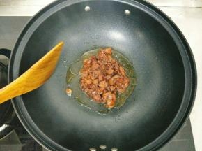 油烧热以后倒入腌制好的里脊肉