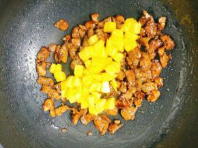 炒到9成熟倒入芒果丁翻炒一下出锅