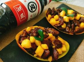 倒入芒果皮中