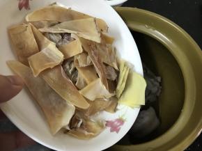 然后把所有材料倒入汤锅中（花生和姜也一起放入）