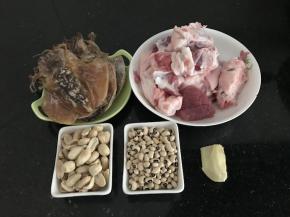 材料准备如图上， 有皮花生也可以，我这是做糖剩下的