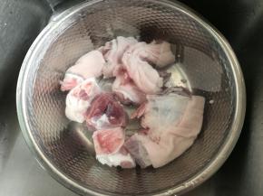 猪蹄泡去血水洗干净