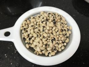 眉豆洗干净备用