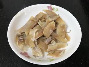 把墨鱼壳去掉，去皮去杂质处理干净后，剪块备用