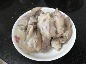 飞水后再清水洗干净表面杂质