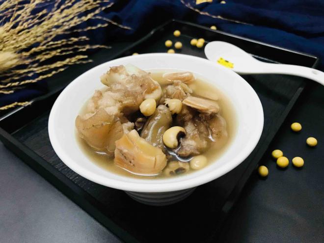 墨鱼花生眉豆猪蹄汤