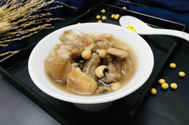墨鱼花生眉豆猪蹄汤