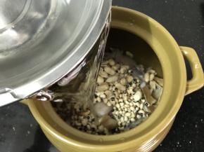 加入足量的清水