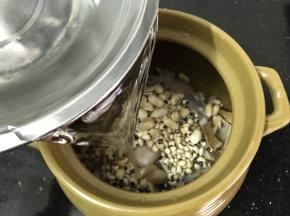 加入足量的清水