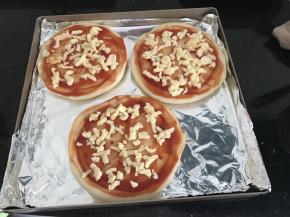 撒上一层芝士碎