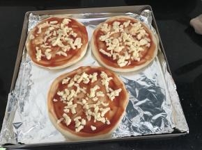 撒上一层芝士碎