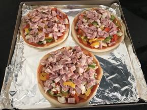 再铺上培根（培根也切碎哈，好摆放）