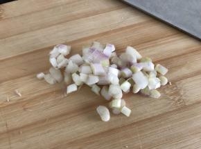 葱头切碎，可以用洋葱代替