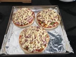 再撒一层芝士在表面，然后送入烤箱中下层，210度上下火烤18分钟即可