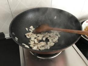 热锅下油，把白蘑倒入炒干水份