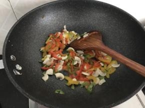 再把青红黄椒放入锅中炒干水份，捞出备用（这两步炒一会是为了把蔬菜的水份出一下，后面炒的时候不至于渗太多水分出来影响pizza的口感）