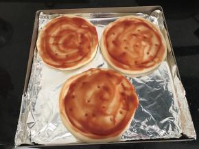 pizza饼底上抹上蕃茄酱