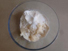 先做水油皮，将水油皮材料150克面粉、20克糖和60克猪油放入盆中