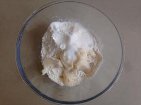 先做水油皮，将水油皮材料150克面粉、20克糖和60克猪油放入盆中