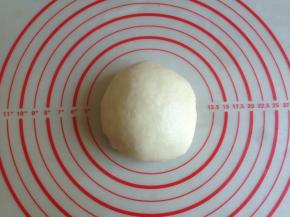 和成能拉出膜的面团，盖上保鲜膜，醒发半个小时