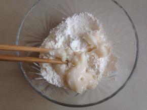 接着做油酥，将油酥材料中筋面粉135克和猪油67克放入盆中