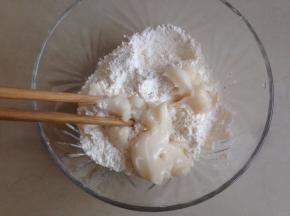 接着做油酥，将油酥材料中筋面粉135克和猪油67克放入盆中