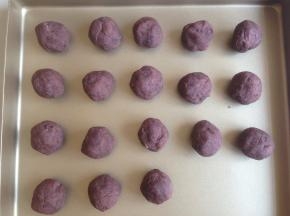 将红豆馅分成每个15克，一共18个，搓圆