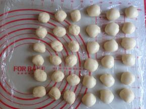 将静置过的油皮和油酥分成18份，每一份都搓圆