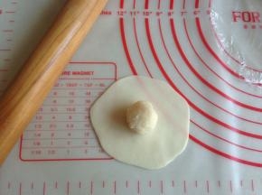 油皮擀圆，放上油酥