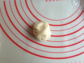 用拇指从中间压一下，两边向中间靠拢