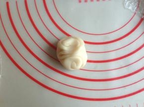 用拇指从中间压一下，两边向中间靠拢