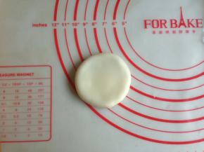 收口朝下，轻轻擀成圆饼状