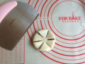 用法焙客的切面刀均匀切6下，中间不切断