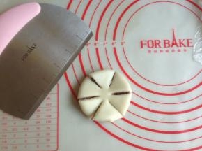 用法焙客的切面刀均匀切6下，中间不切断