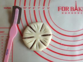 用面包割刀在每瓣上面划2下，划到馅料即可