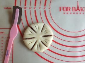 用面包割刀在每瓣上面划2下，划到馅料即可