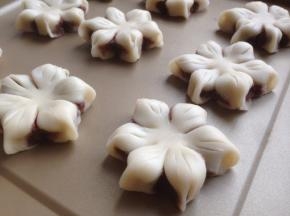 放在不粘烤盘上（18和19步骤可以在烤盘上操作，这样就不担心移动中变形）