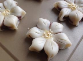 中心刷上全蛋液，撒上芝麻