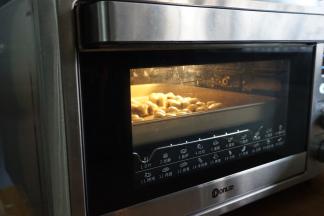 放入已经预热好170度的东菱K40C烤箱中下层，烘烤20分钟左右