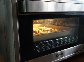 放入已经预热好170度的东菱K40C烤箱中下层，烘烤20分钟左右