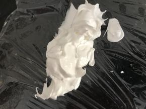 一份挖出放在保鲜膜上备用