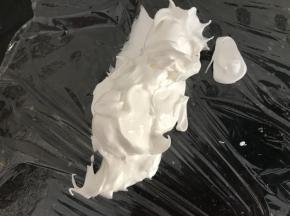 一份挖出放在保鲜膜上备用