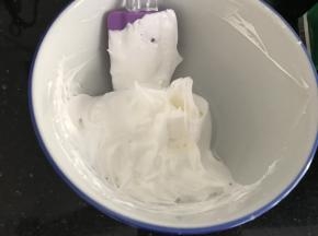 打发好的蛋清分开2份，一份留碗里