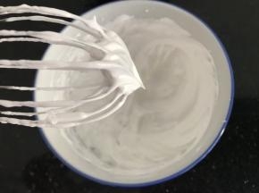 直到打发蛋白拔小尖状态即可
不可打发过头，否则成品粗糙且易收缩蹋扁